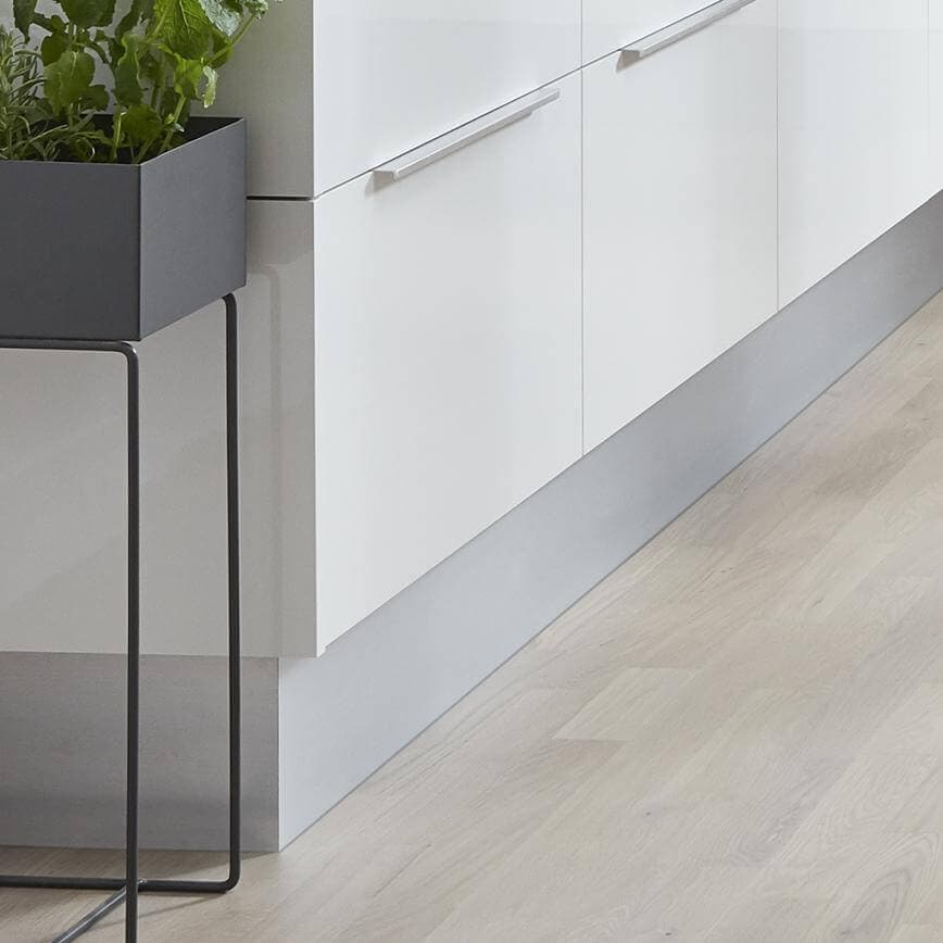 White kitchen fronts with gray plinths.